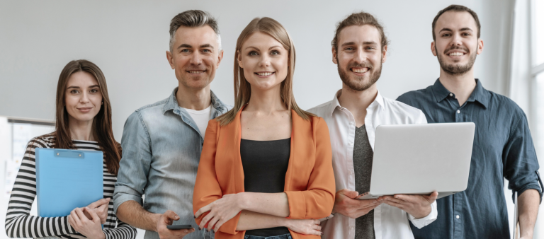 Personas reunidas sonrientes