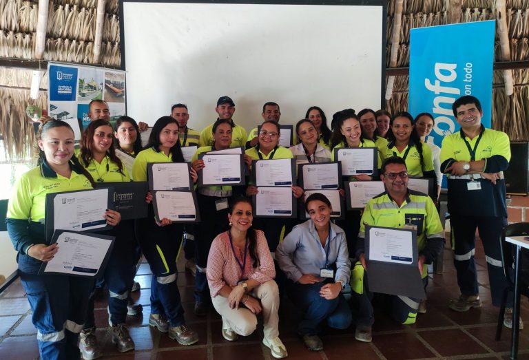 Grupo de personas sosteniendo un certificado