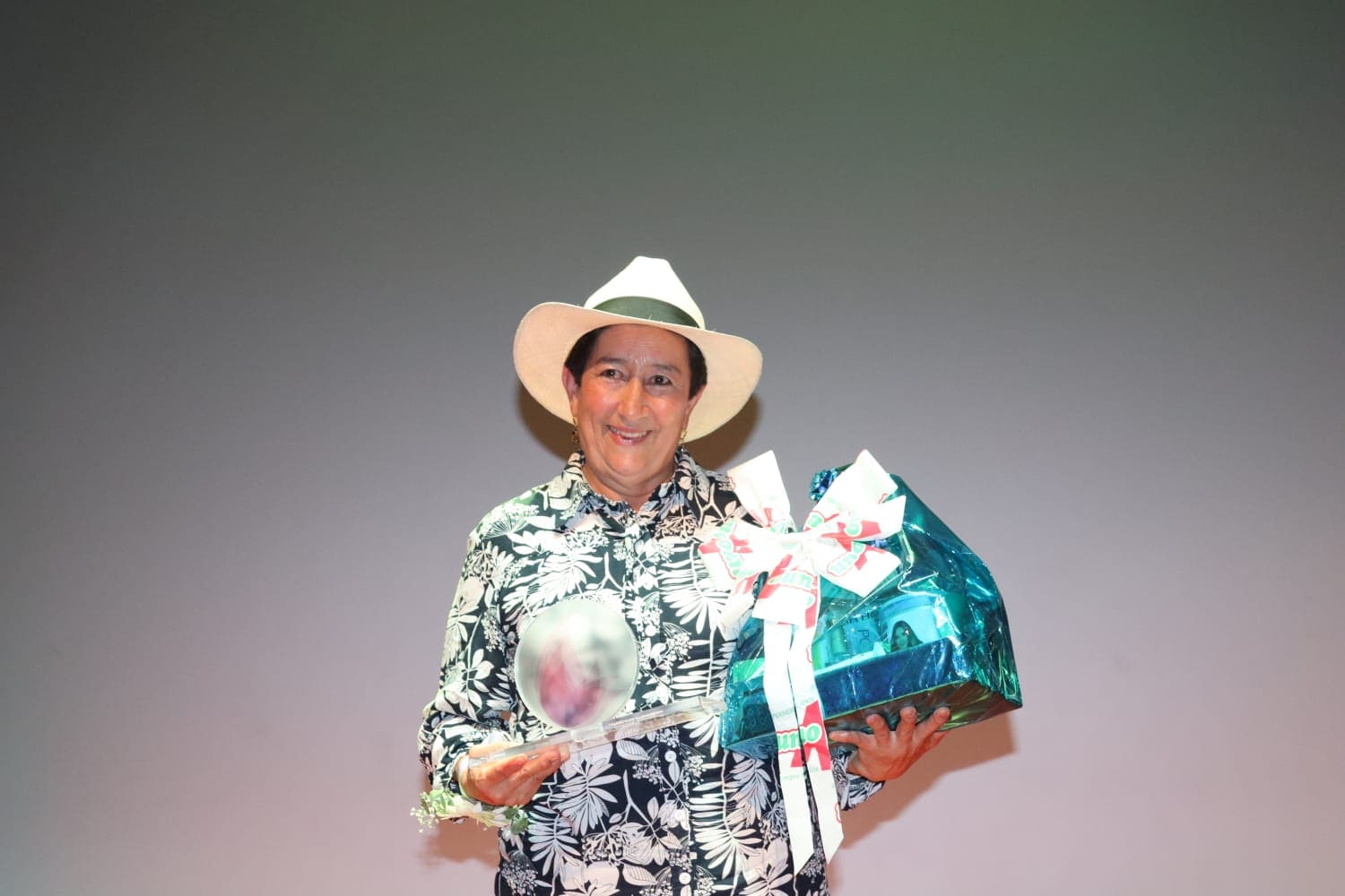 Mujer feliz con premio. Segundo puesto Mujer Confa 2024