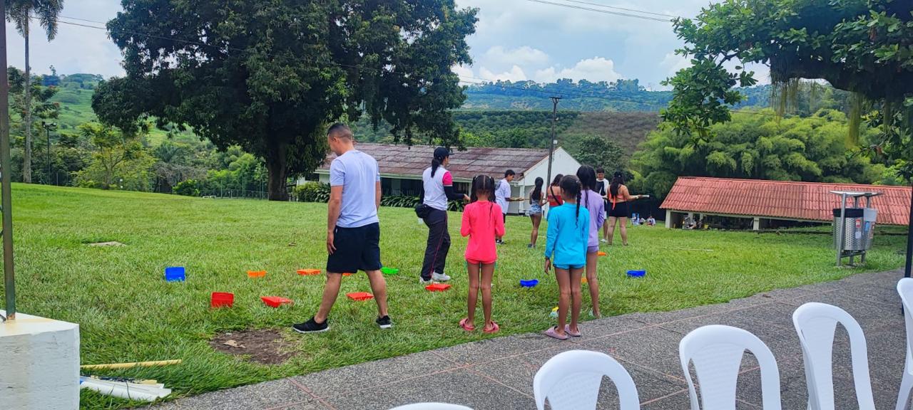 Niños y guías en una actividad recreativa al aire libre con conos de colores