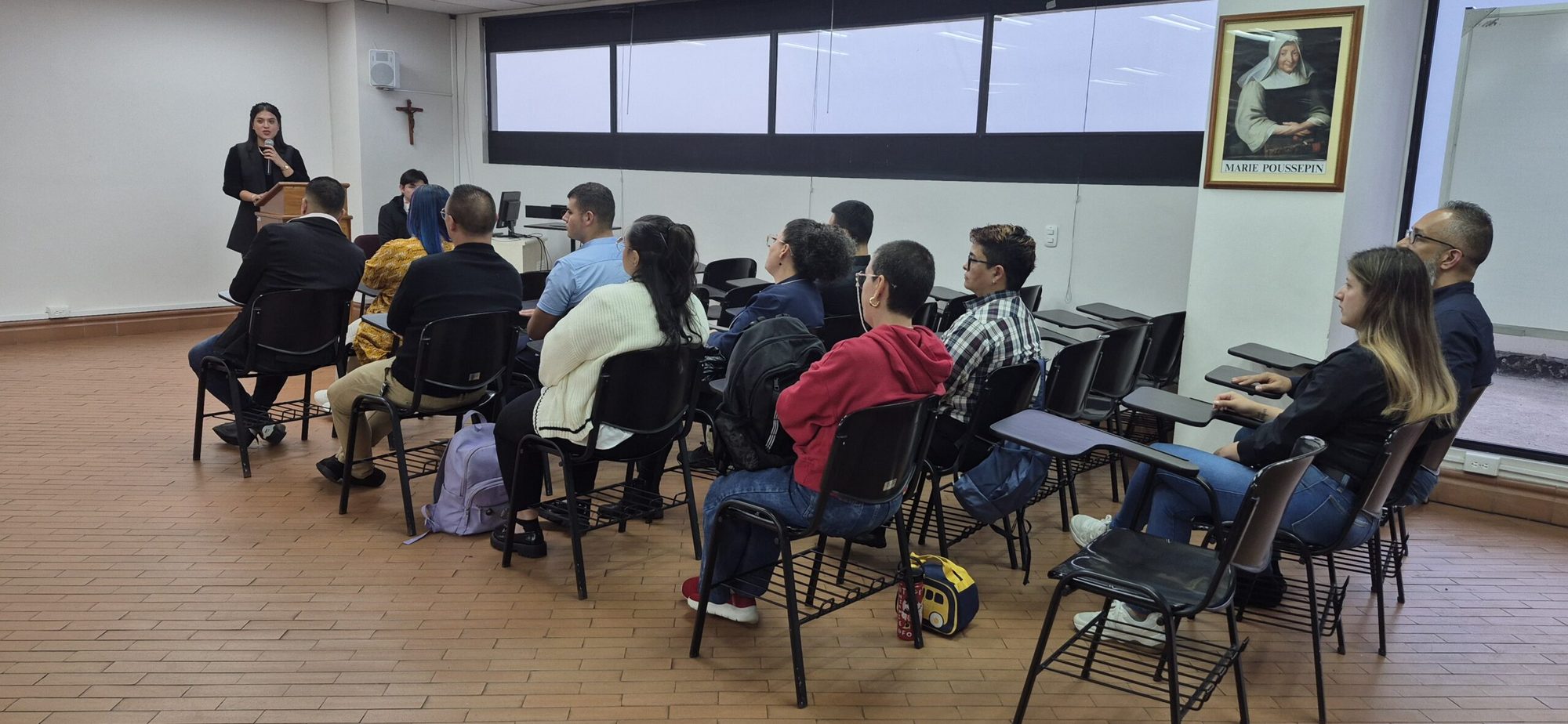 Asistentes sentados en el salón durante la ceremonia de certificación de Formación T
