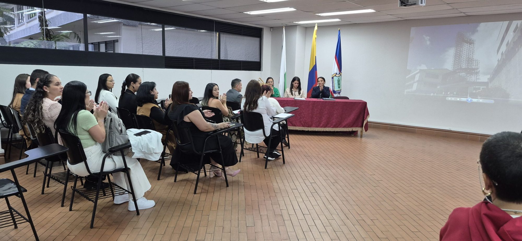Asistentes durante la ceremonia de certificación de Formación T, con banderas al fondo