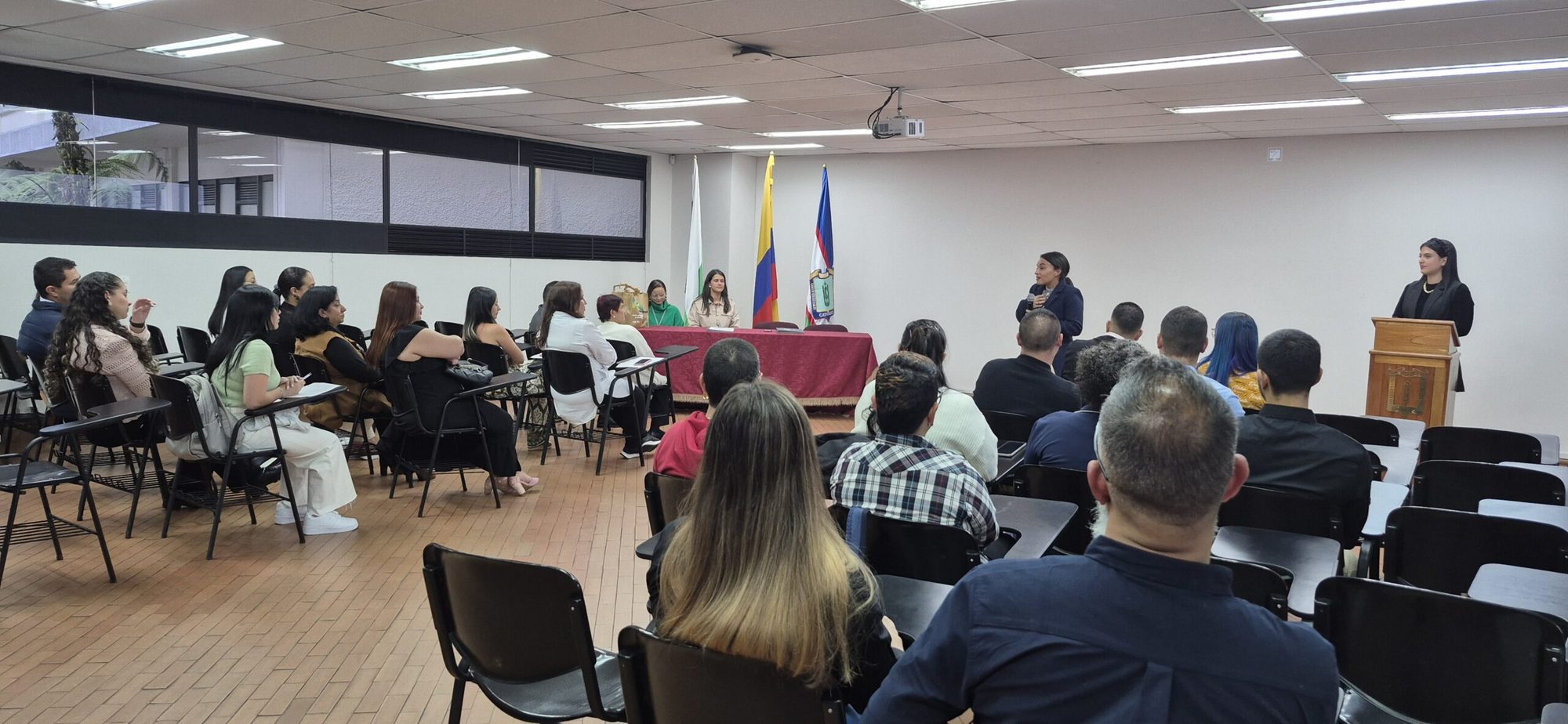 Público en el salón de la ceremonia de certificación de Formación T