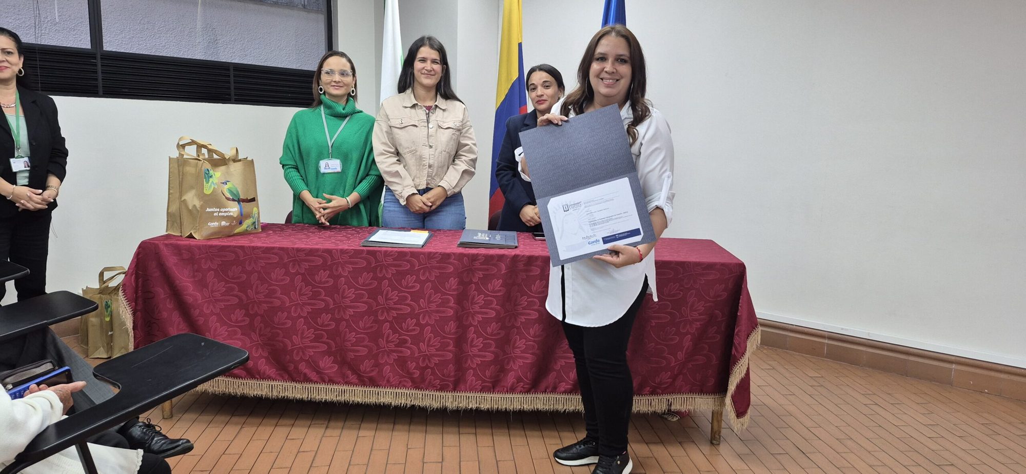 Participante de Formación T recibiendo su certificado junto al equipo de Confa y la Universidad Católica de Manizales (1 de 18)