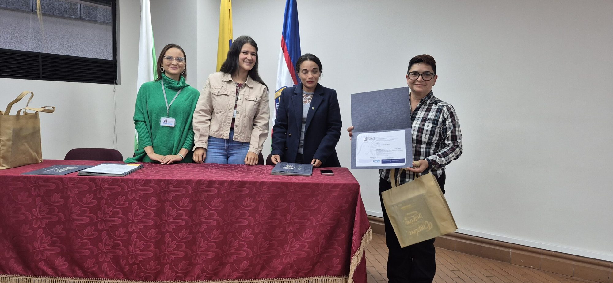 Participante de Formación T recibiendo su certificado junto al equipo de Confa y la Universidad Católica de Manizales (2 de 18)