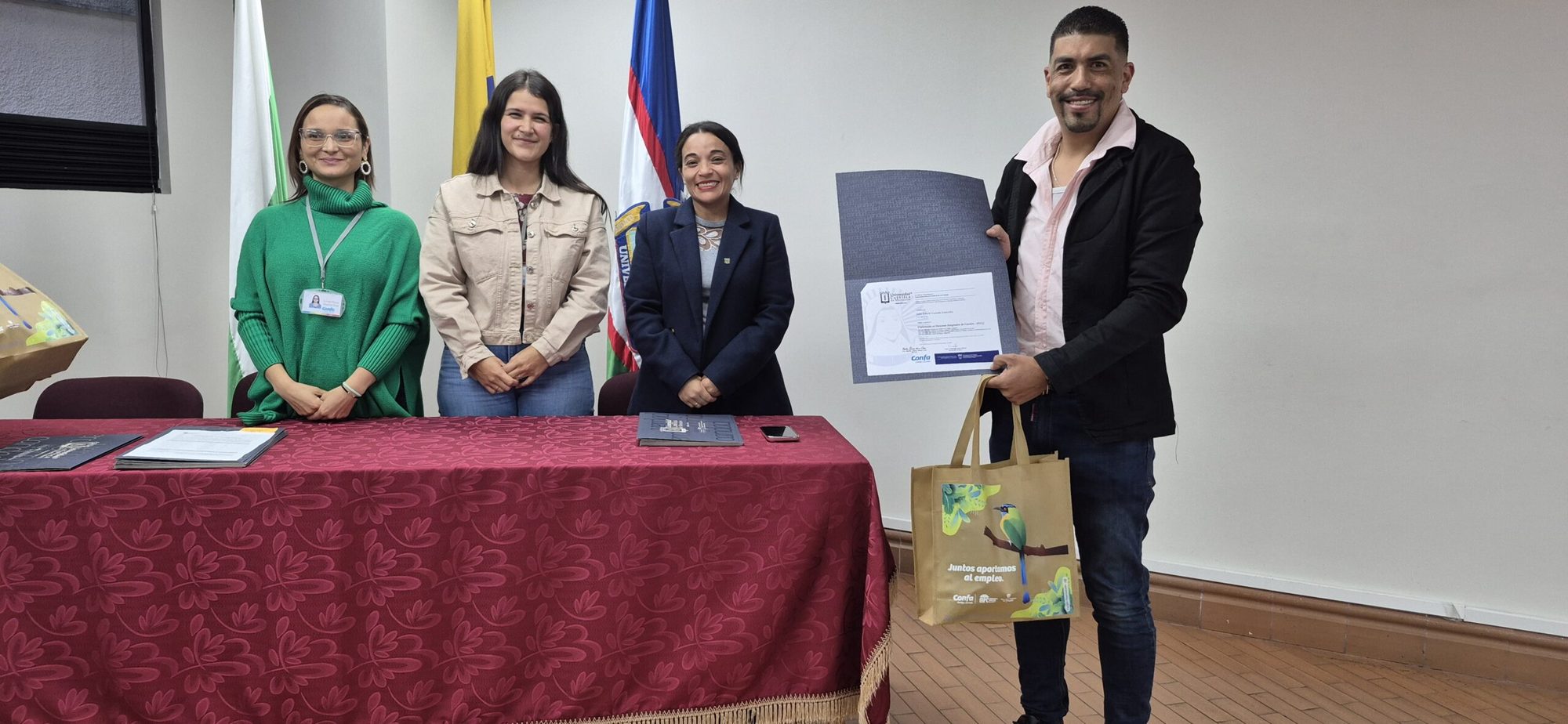 Participante de Formación T recibiendo su certificado junto al equipo de Confa y la Universidad Católica de Manizales (3 de 18)