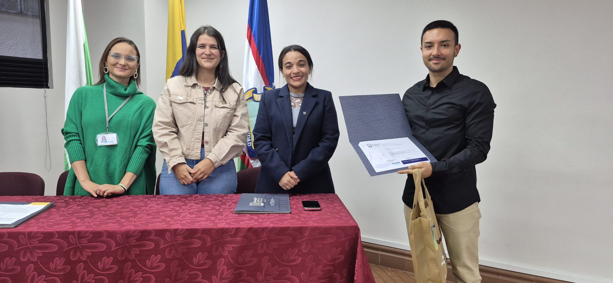 Participante de Formación T recibiendo su certificado junto al equipo de Confa y la Universidad Católica de Manizales (4 de 18)
