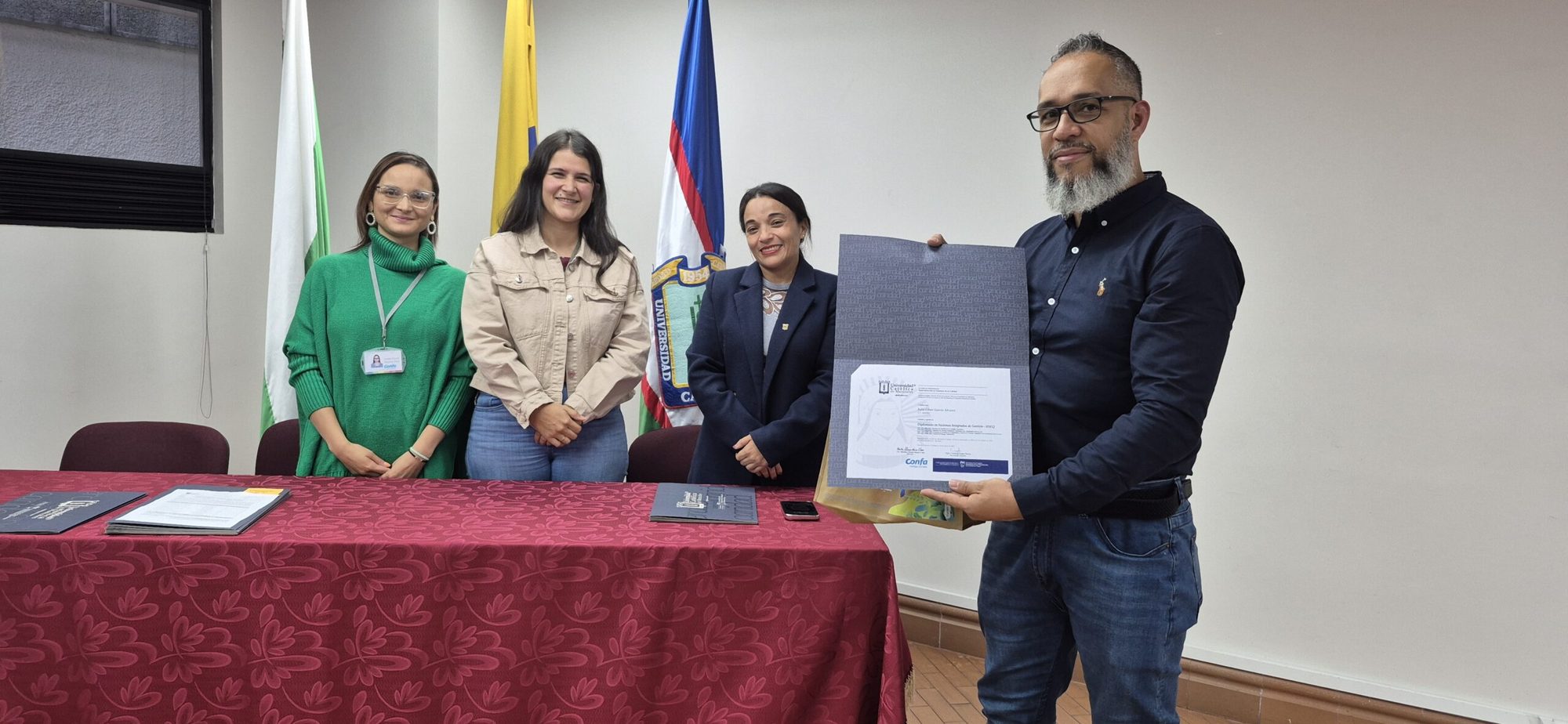 Participante de Formación T recibiendo su certificado junto al equipo de Confa y la Universidad Católica de Manizales (5 de 18)