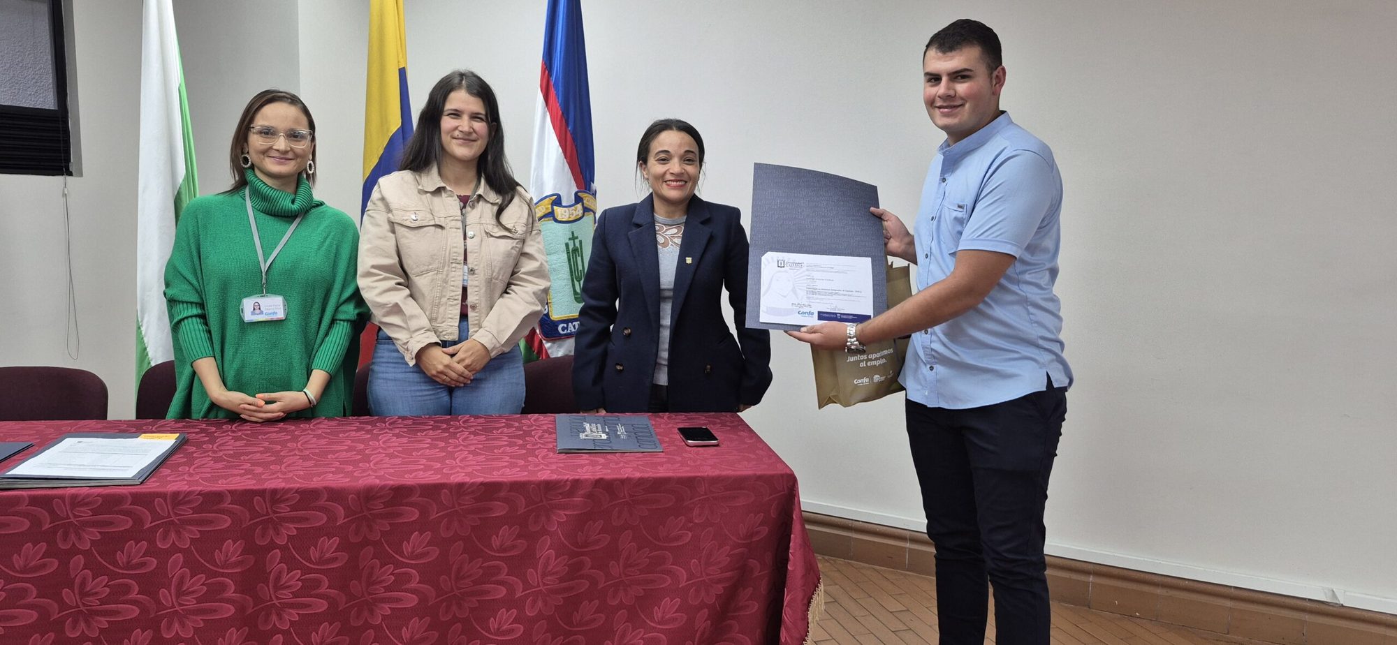 Participante de Formación T recibiendo su certificado junto al equipo de Confa y la Universidad Católica de Manizales (6 de 18)