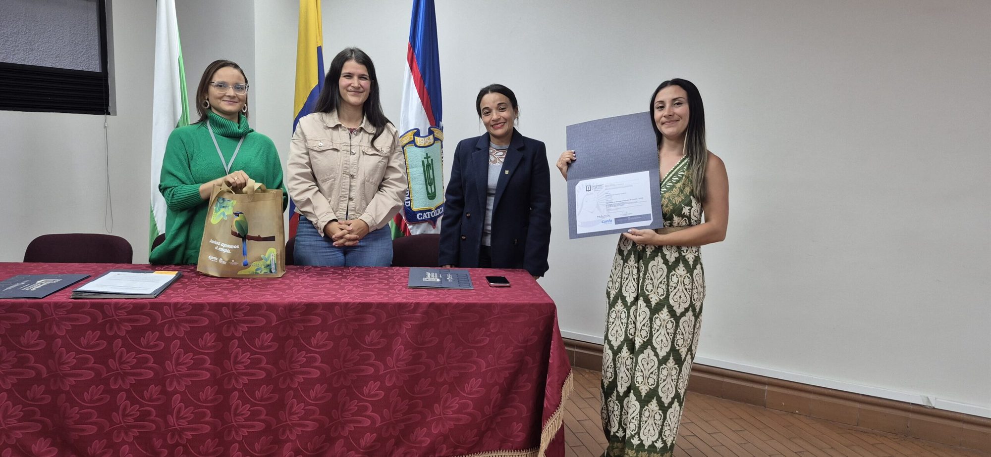 Participante de Formación T recibiendo su certificado junto al equipo de Confa y la Universidad Católica de Manizales (7 de 18)