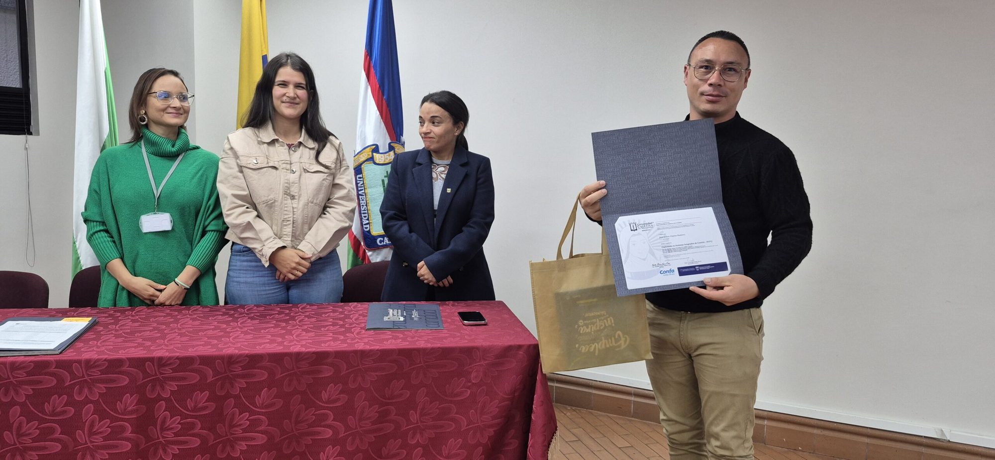 Participante de Formación T recibiendo su certificado junto al equipo de Confa y la Universidad Católica de Manizales (8 de 18)