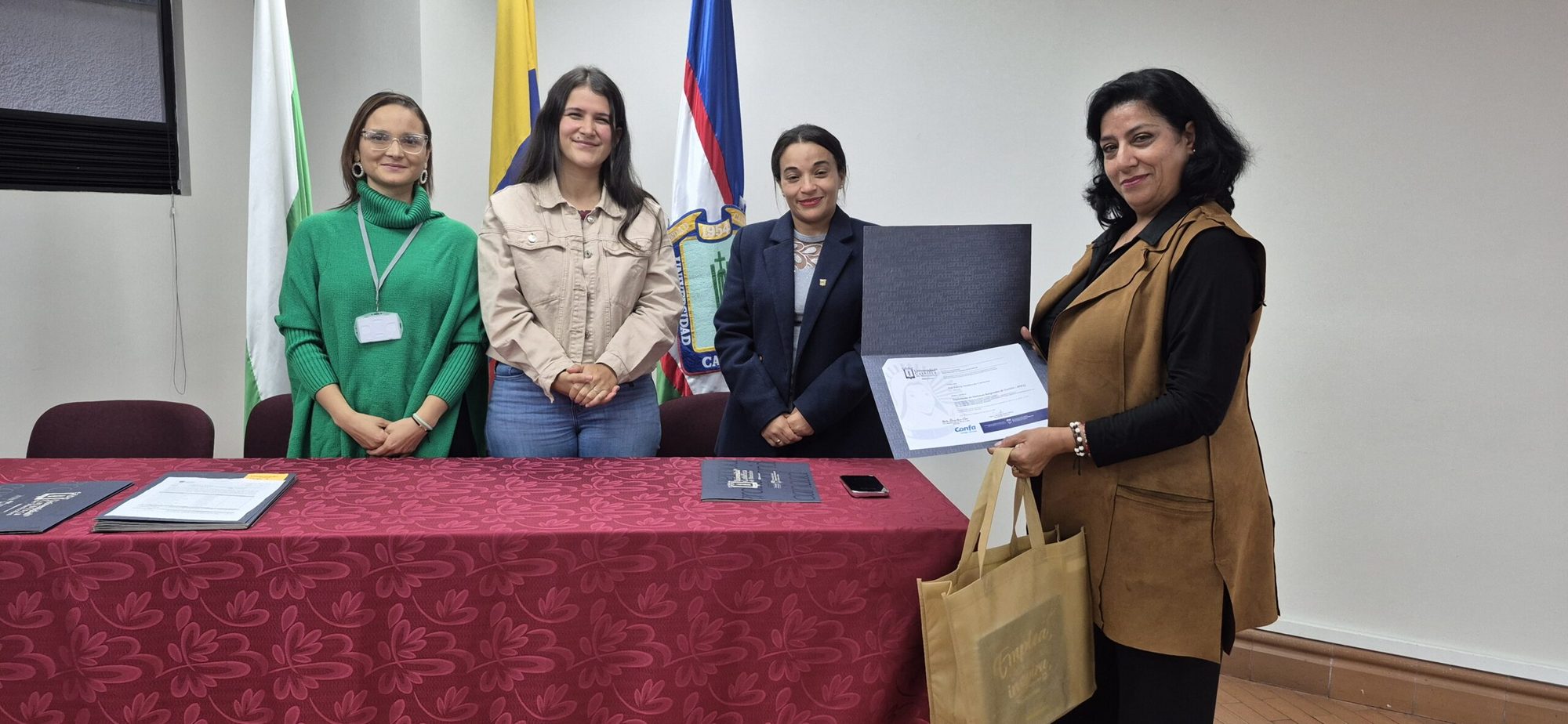 Participante de Formación T recibiendo su certificado junto al equipo de Confa y la Universidad Católica de Manizales (9 de 18)