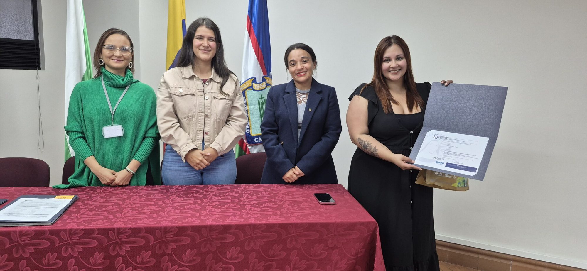 Participante de Formación T recibiendo su certificado junto al equipo de Confa y la Universidad Católica de Manizales (10 de 18)