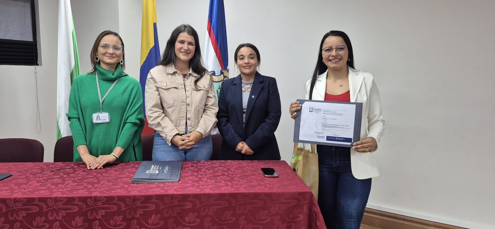 Participante de Formación T recibiendo su certificado junto al equipo de Confa y la Universidad Católica de Manizales (11 de 18)