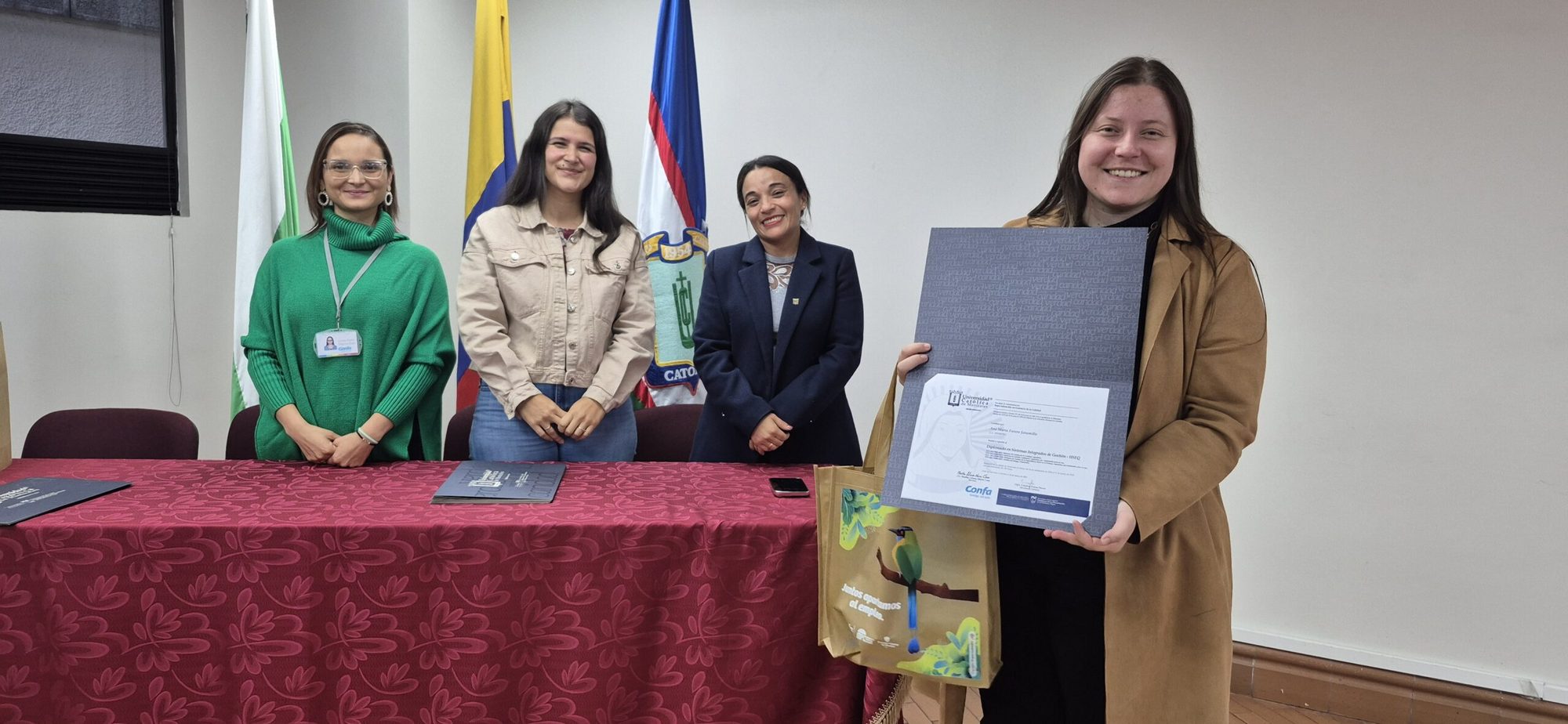 Participante de Formación T recibiendo su certificado junto al equipo de Confa y la Universidad Católica de Manizales (12 de 18)