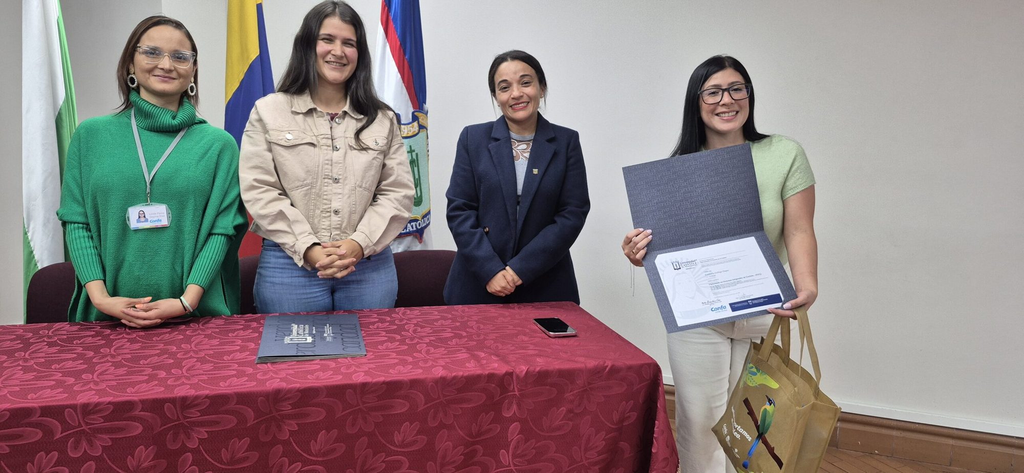 Participante de Formación T recibiendo su certificado junto al equipo de Confa y la Universidad Católica de Manizales (13 de 18)