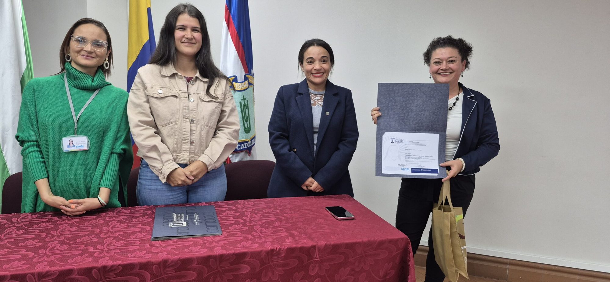 Participante de Formación T recibiendo su certificado junto al equipo de Confa y la Universidad Católica de Manizales (14 de 18)