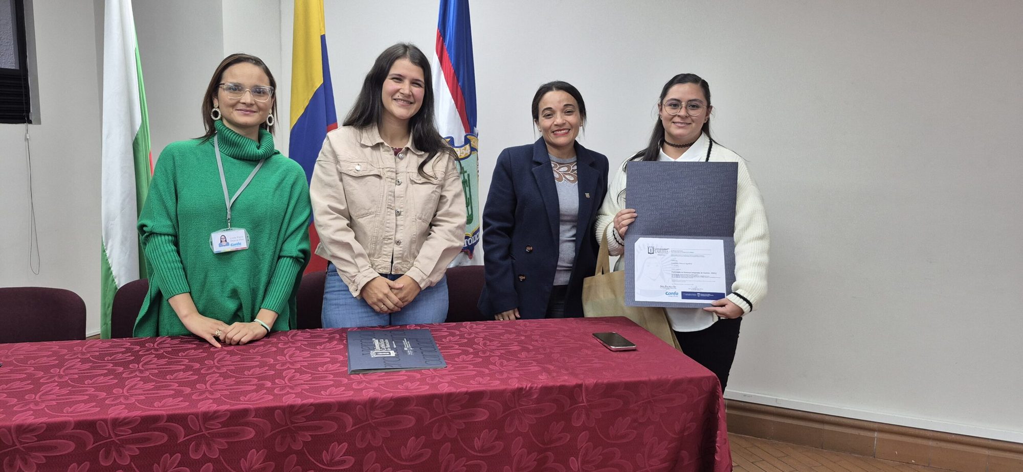 Participante de Formación T recibiendo su certificado junto al equipo de Confa y la Universidad Católica de Manizales (15 de 18)