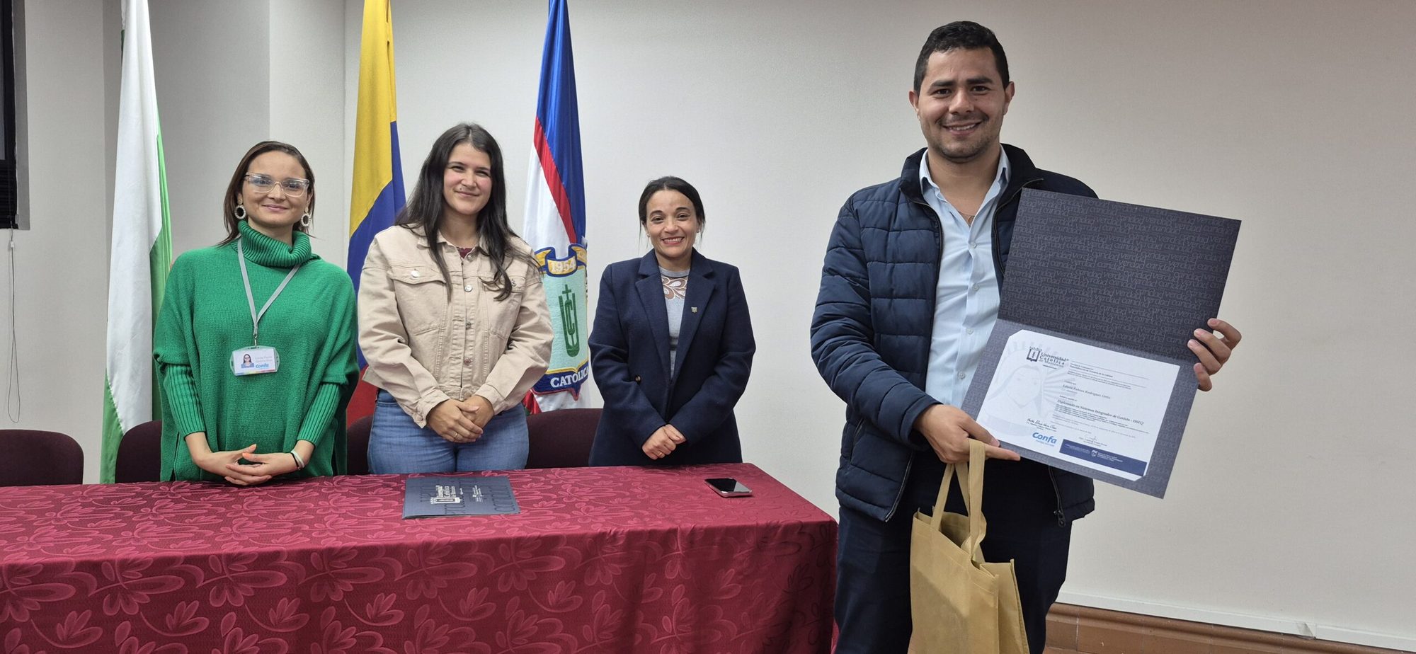 Participante de Formación T recibiendo su certificado junto al equipo de Confa y la Universidad Católica de Manizales (16 de 18)