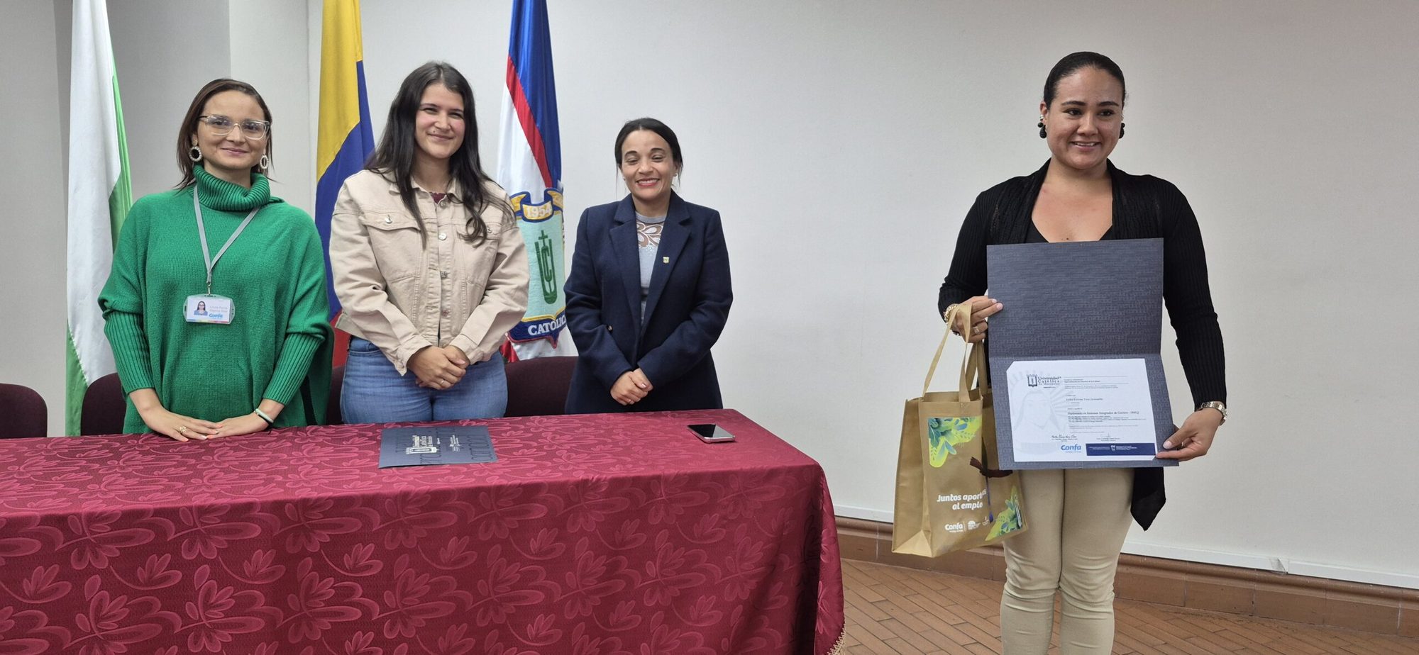 Participante de Formación T recibiendo su certificado junto al equipo de Confa y la Universidad Católica de Manizales (17 de 18)