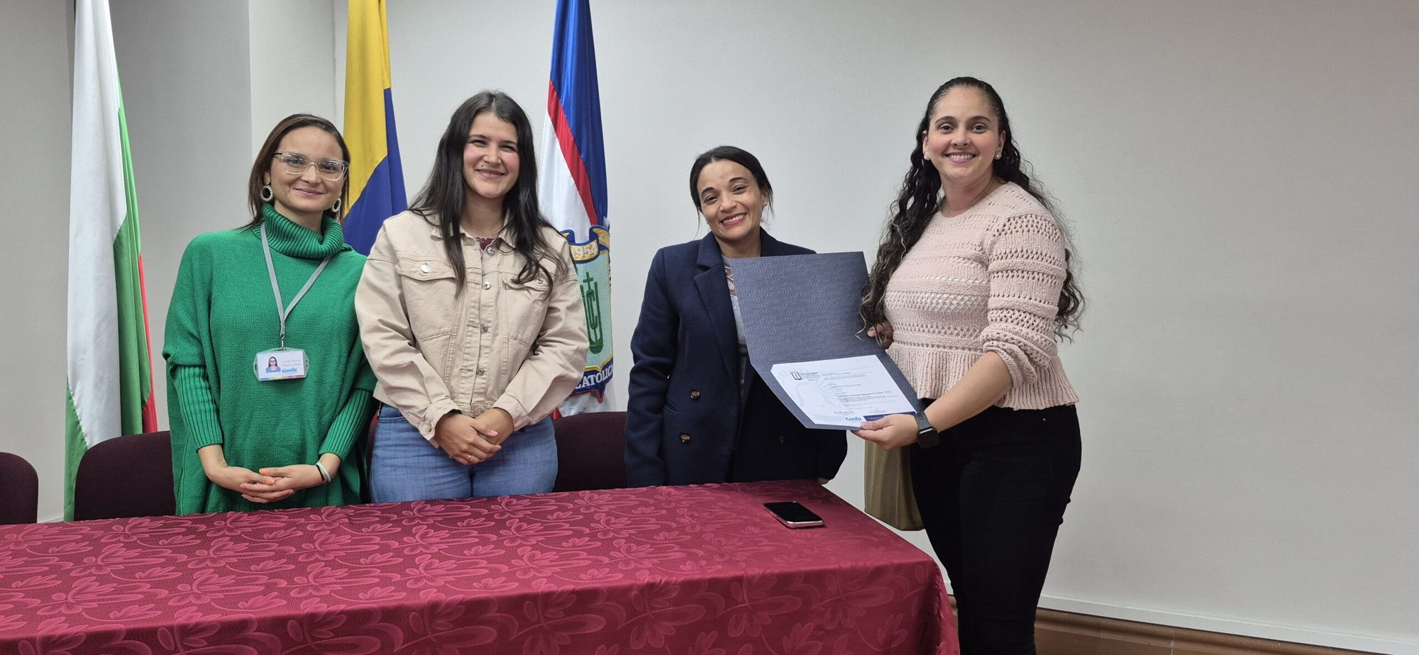 Participante de Formación T recibiendo su certificado junto al equipo de Confa y la Universidad Católica de Manizales (18 de 18)