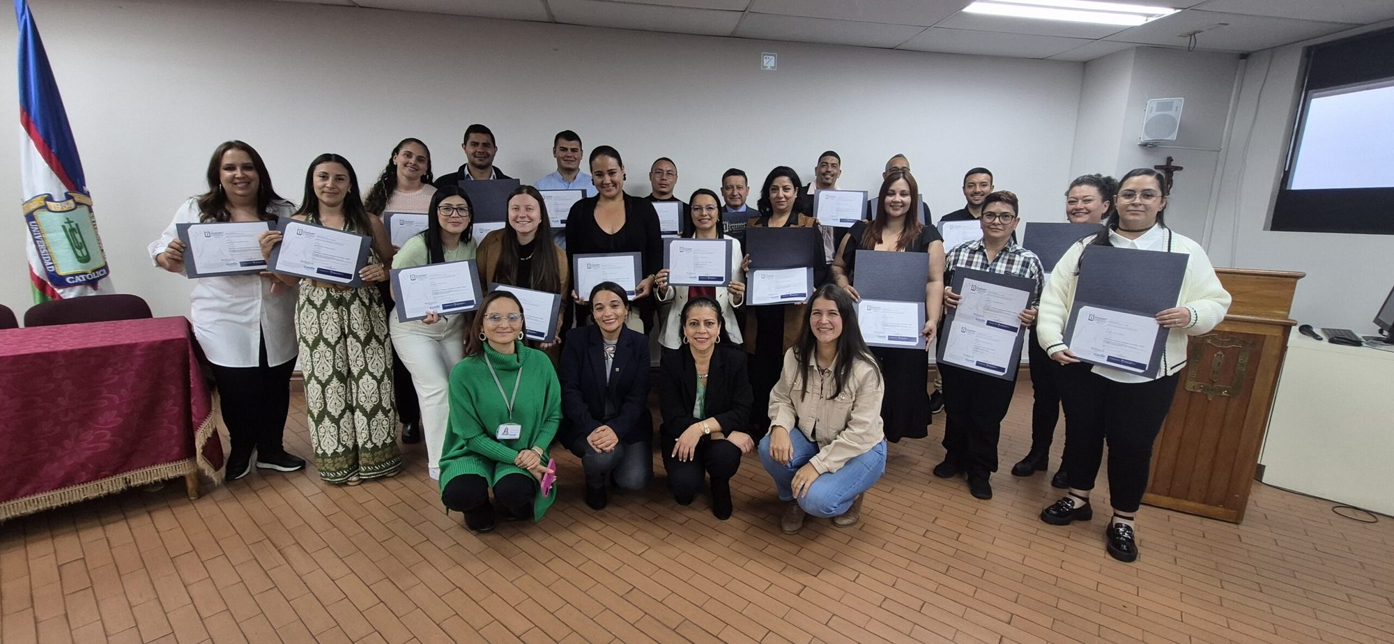 Foto grupal de los participantes certificados de Formación T con sus diplomas