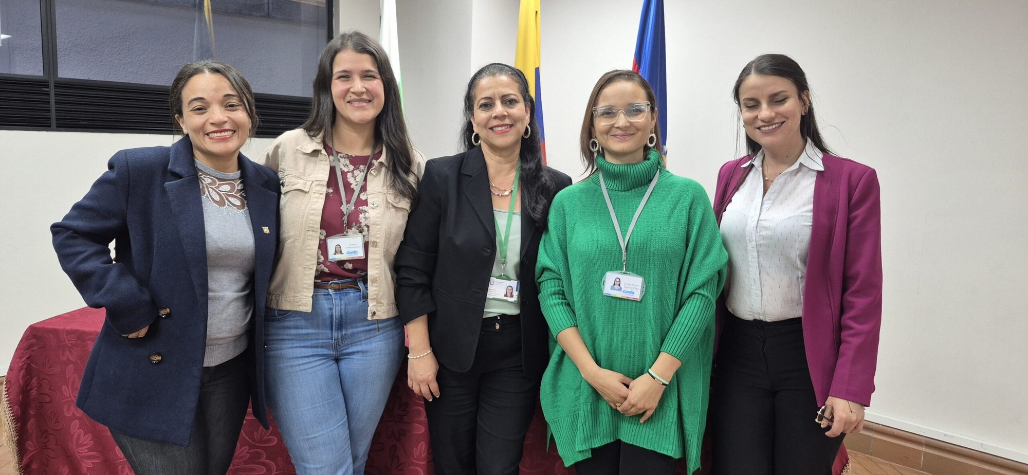 Cinco integrantes del equipo organizador de Formación T posando juntas