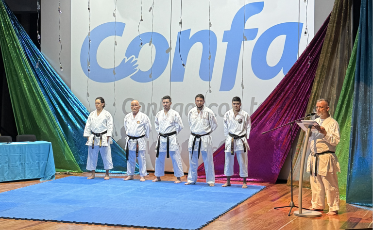 Sensei en ceremonia de ascensos en karate