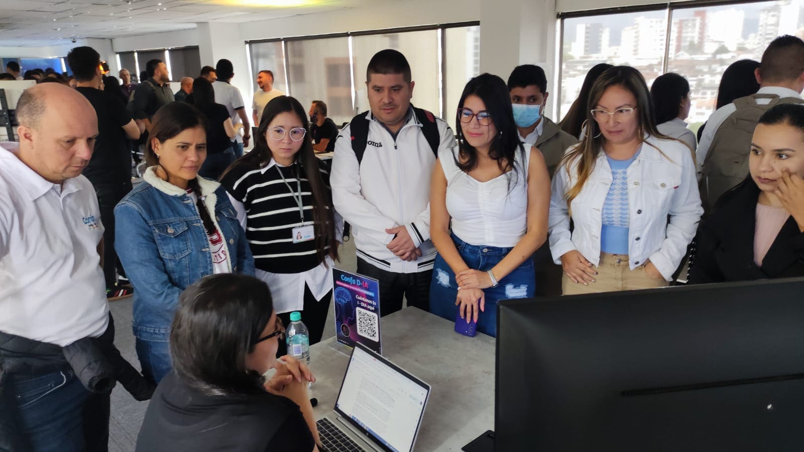 Personas escuchan presentación