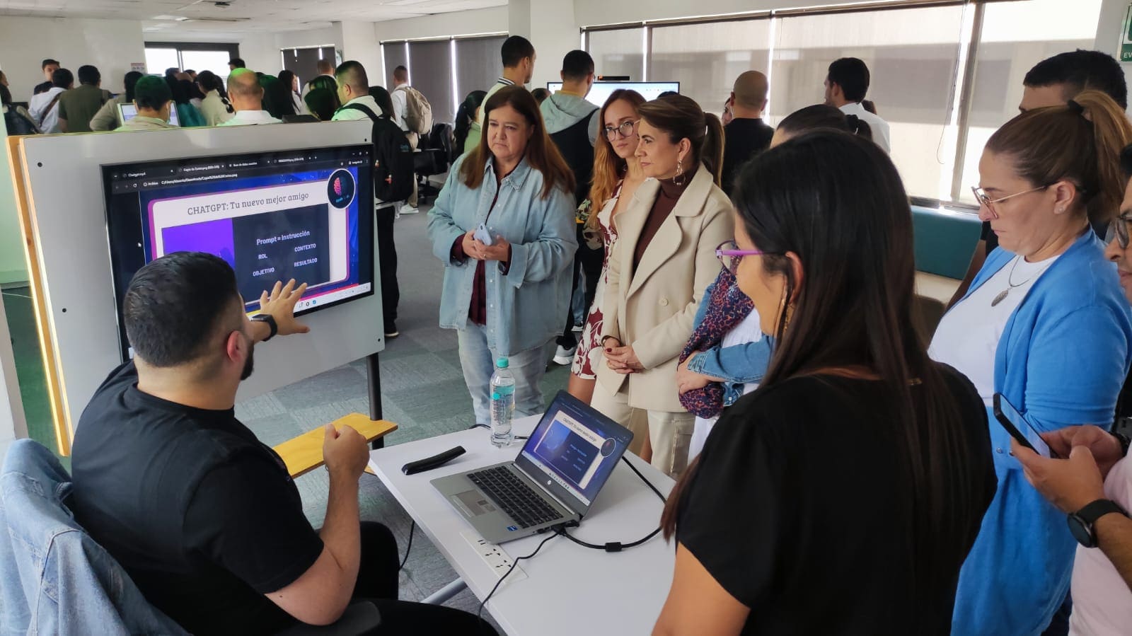 Personas reunidas frente a un computador escuchando como se trabaja la IA en Confa