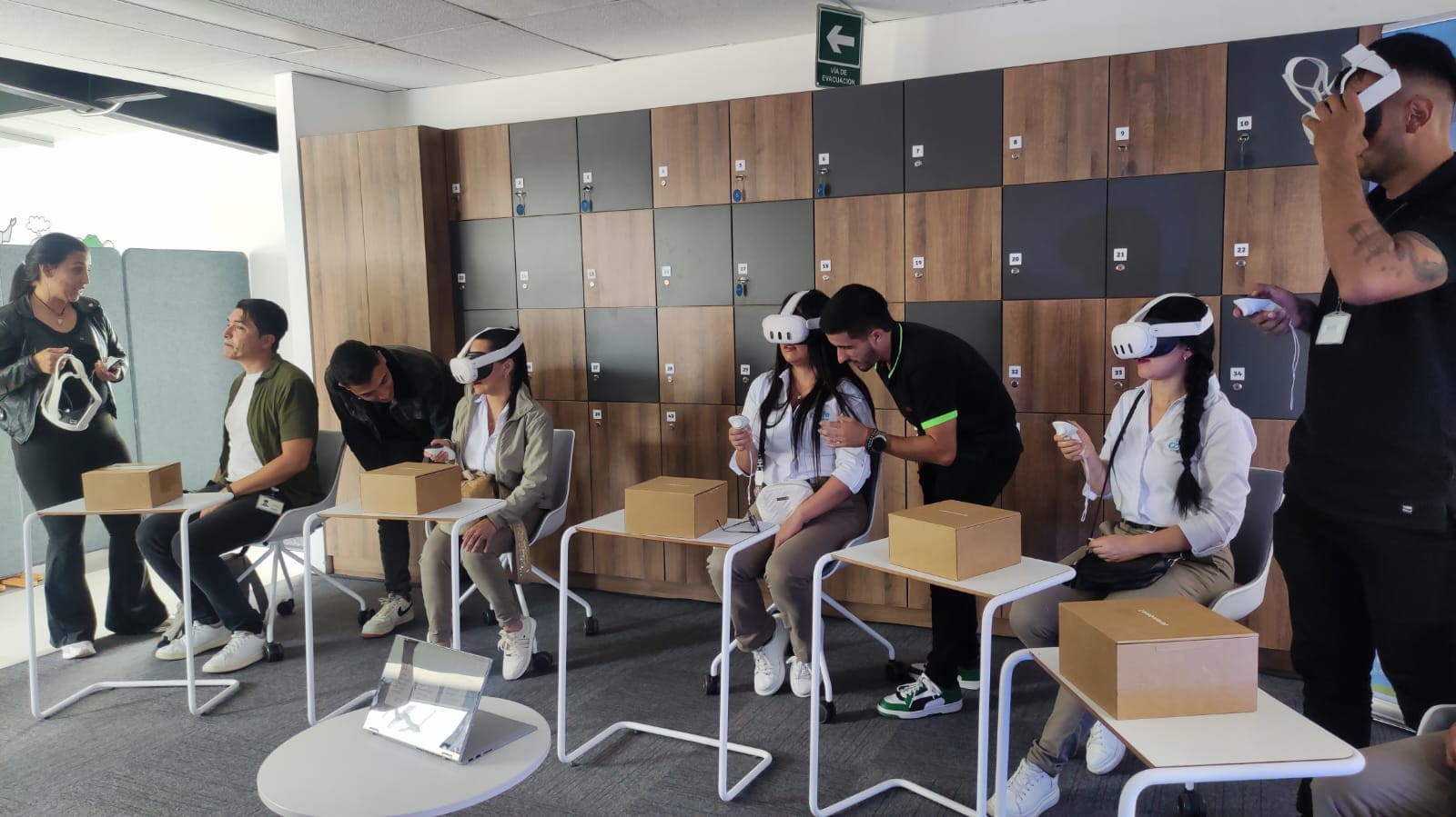 Personas usan gafas para navegar por mundos digitales y virtuales