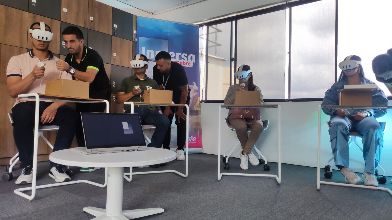 Personas utilizan la IA para navegar en otros espacio a traves de gafas