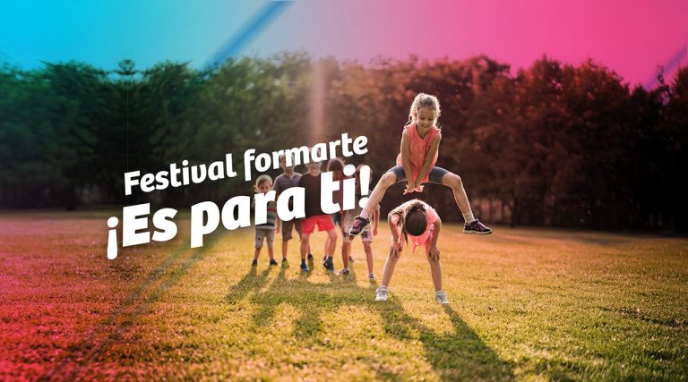 Niños juegan en un campo abierto y se divierten