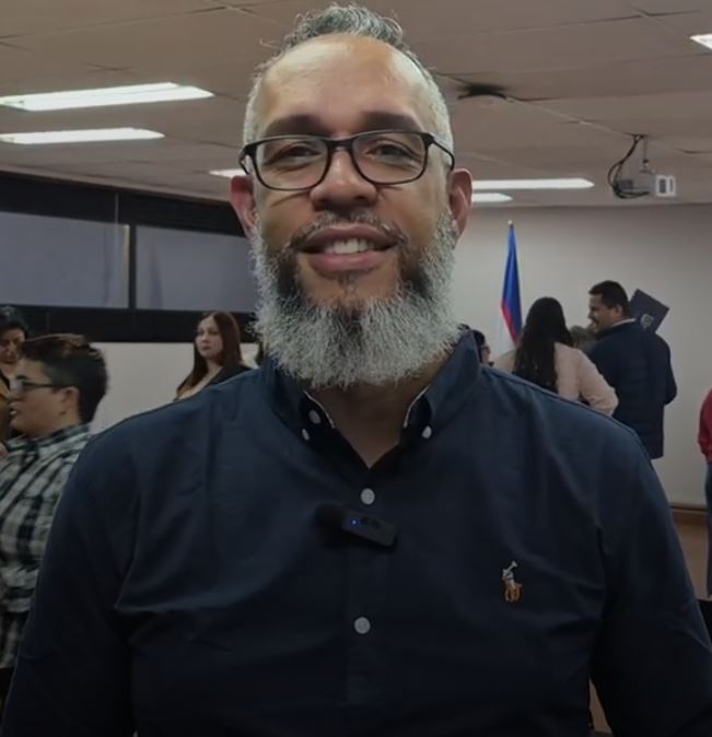 Julio César García Álvarez, participante de Formación T, sonriendo a la cámara