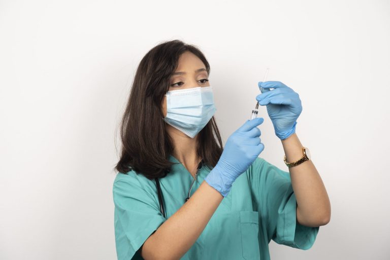 Médico prepara vacuna para aplicar y proteger