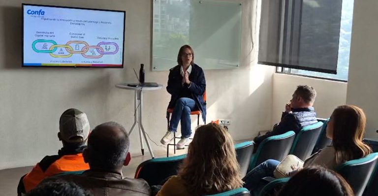 Personas recibiendo una capacitacion acerca de compras