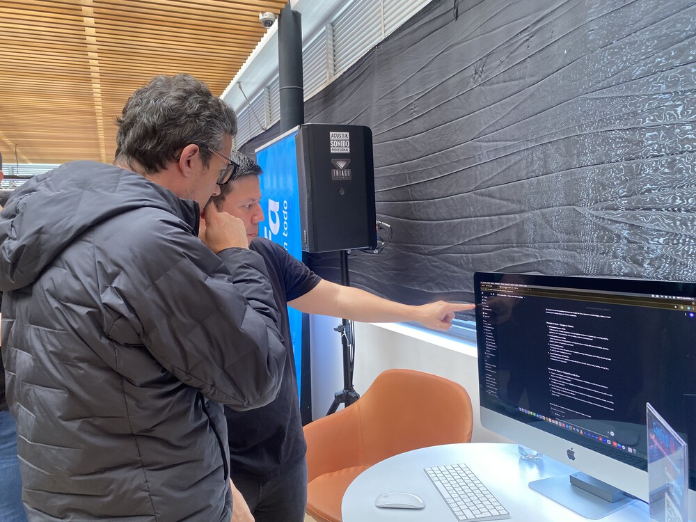 Explicación a empresario sobre una pantalla. Confa D-IA.