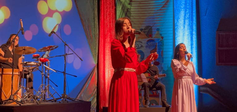 Dos mujeres cantan en el auditorio Hernando Aristizábal Botero