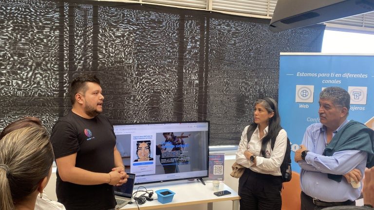 Personas empresarias colocan cuidado al expositor