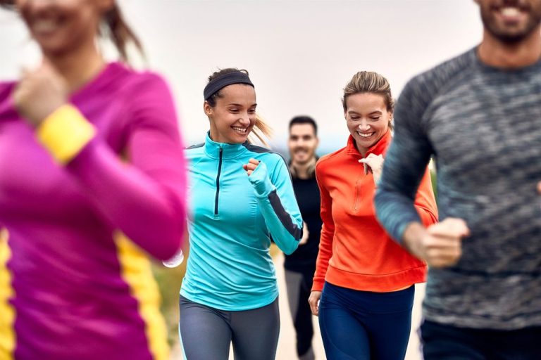 Dos mujeres corren felices porque hacen parte de running Confa