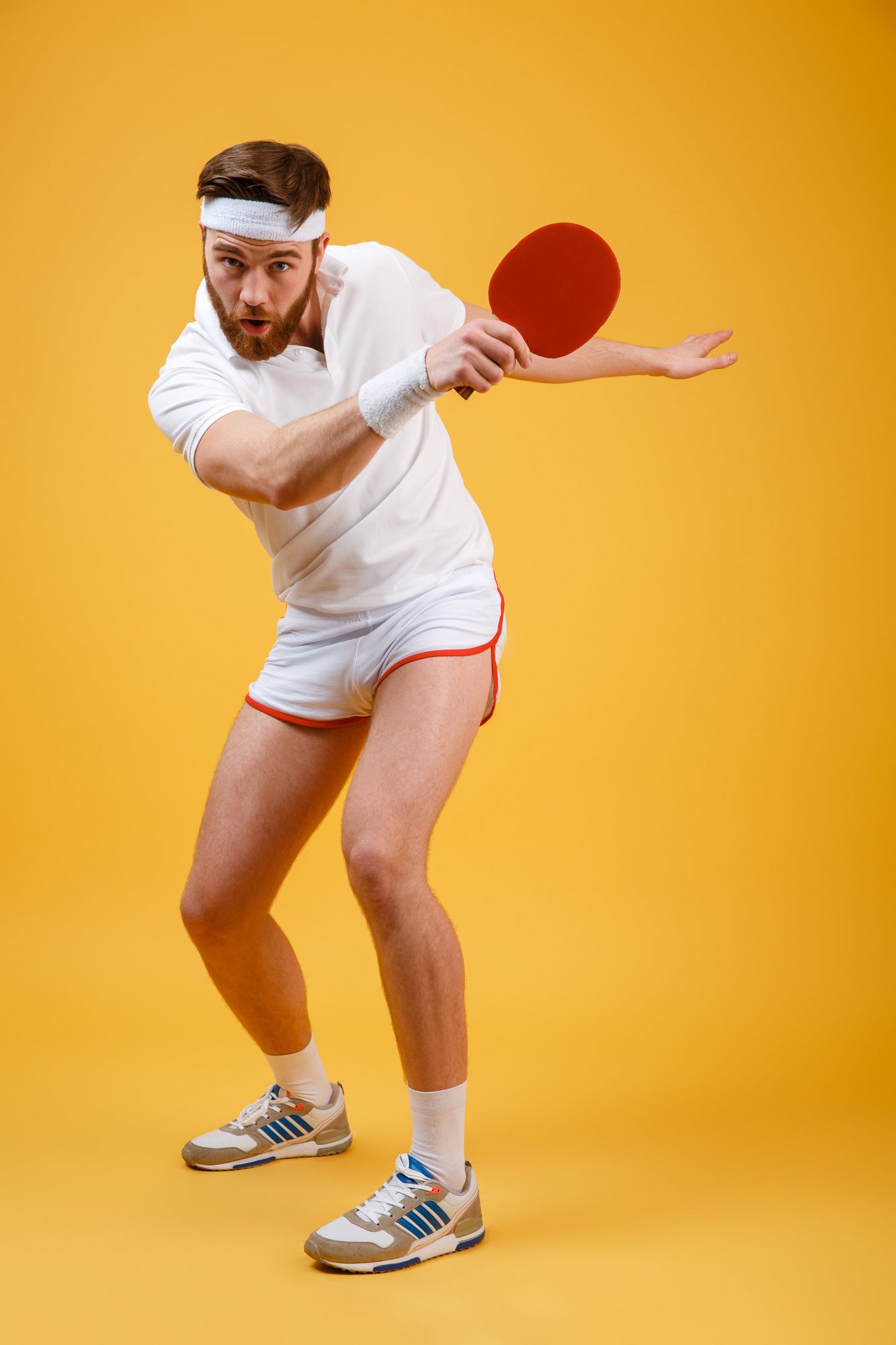 Deportista juega tenis en los Juegos Empresariales 2025
