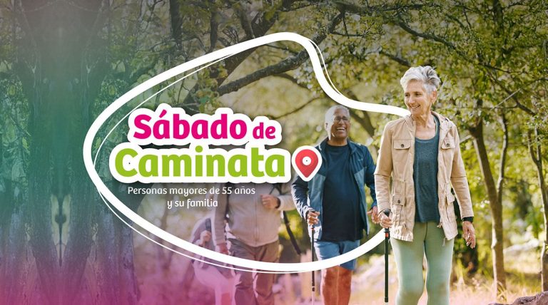 Personas caminan en el campo. Caminatas Confa