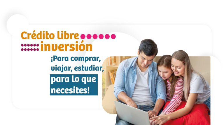 Familia sentada en la sala solicitando un crédito en el computador. Aede4más contiene texto que hace alusión al cr´'4edito libre inversión de Confa y lo que se puede hacer con él como comprar, viajar, estudiar...