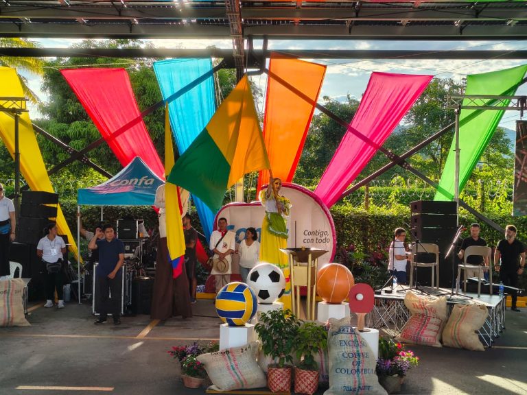 Personas celebran la inauguración de los Juegos de Adultos