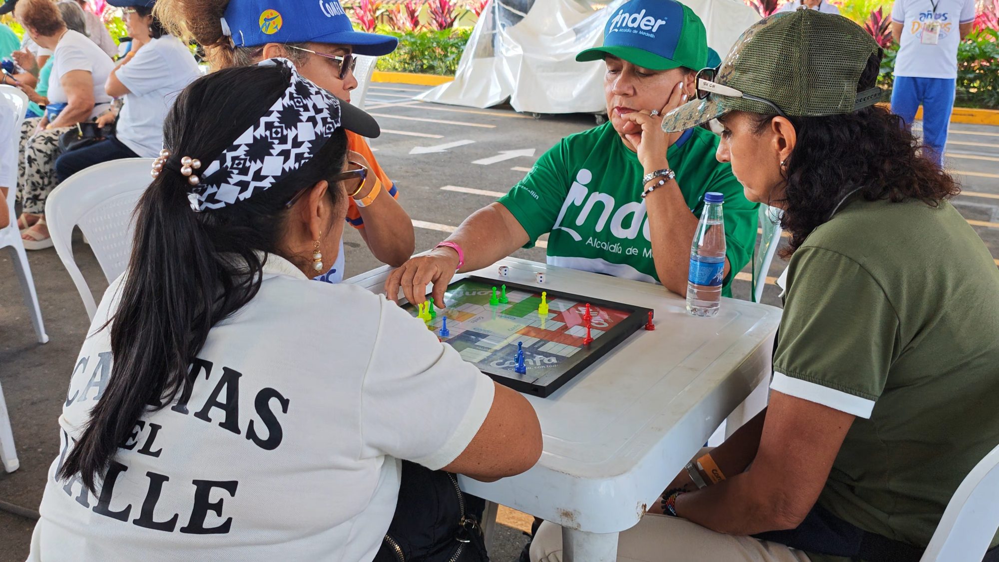 Grupo de mujeres mayores jugando parqués en los Juegos de Adultos Mayores de Confa