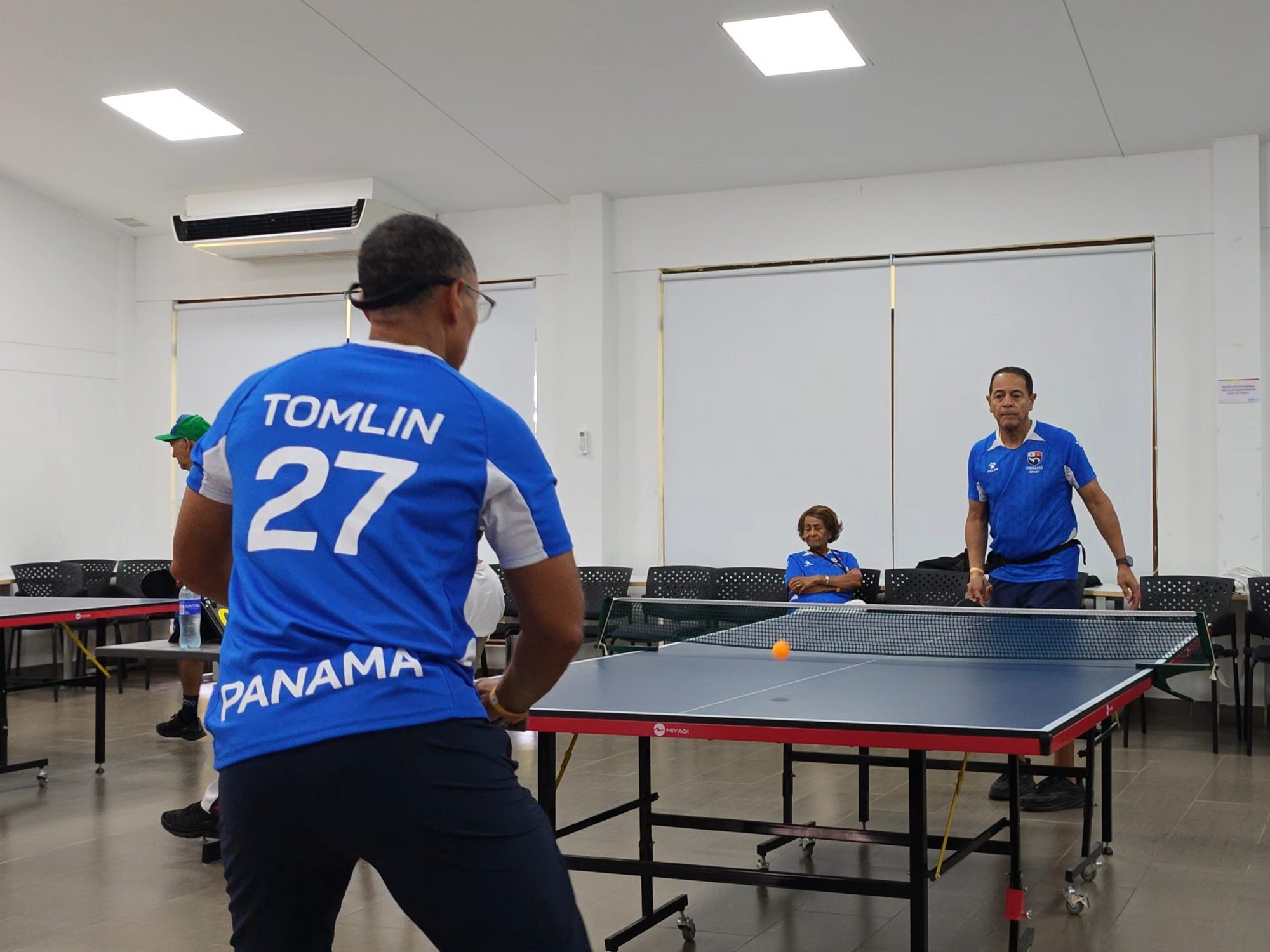 Dos hombres jugando ping pong en los Juegos de Personas Mayores de Confa