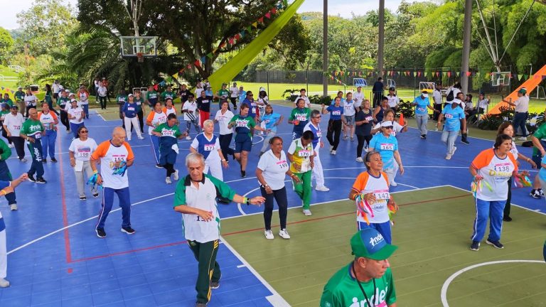 Grupo de personas mayores en actividad deportiva en los Juegos de Adultos mayores de Confa