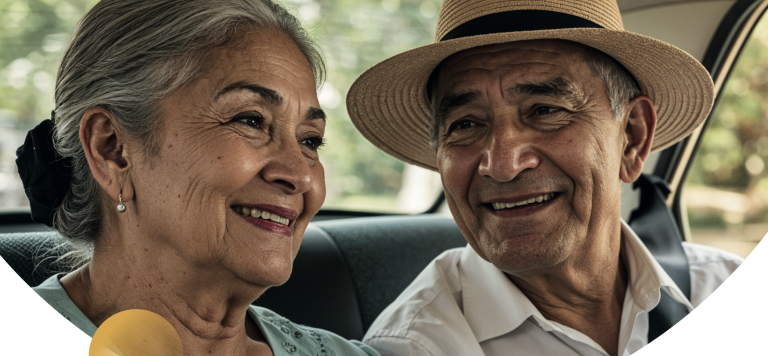 Dos personas mayores sonríen seguros y felices