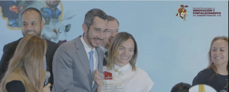 Dos personas. hombre y mujer posan con una estatuilla, galardón a la innovación