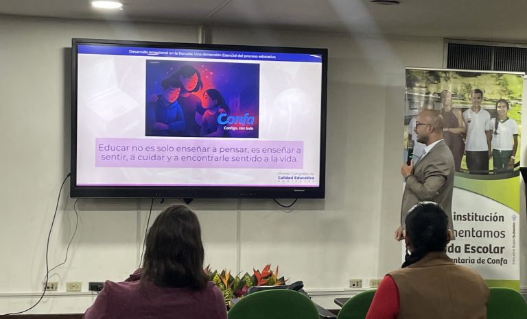 Un hombre da una conferencia sobre Influencia tu vida de Confa